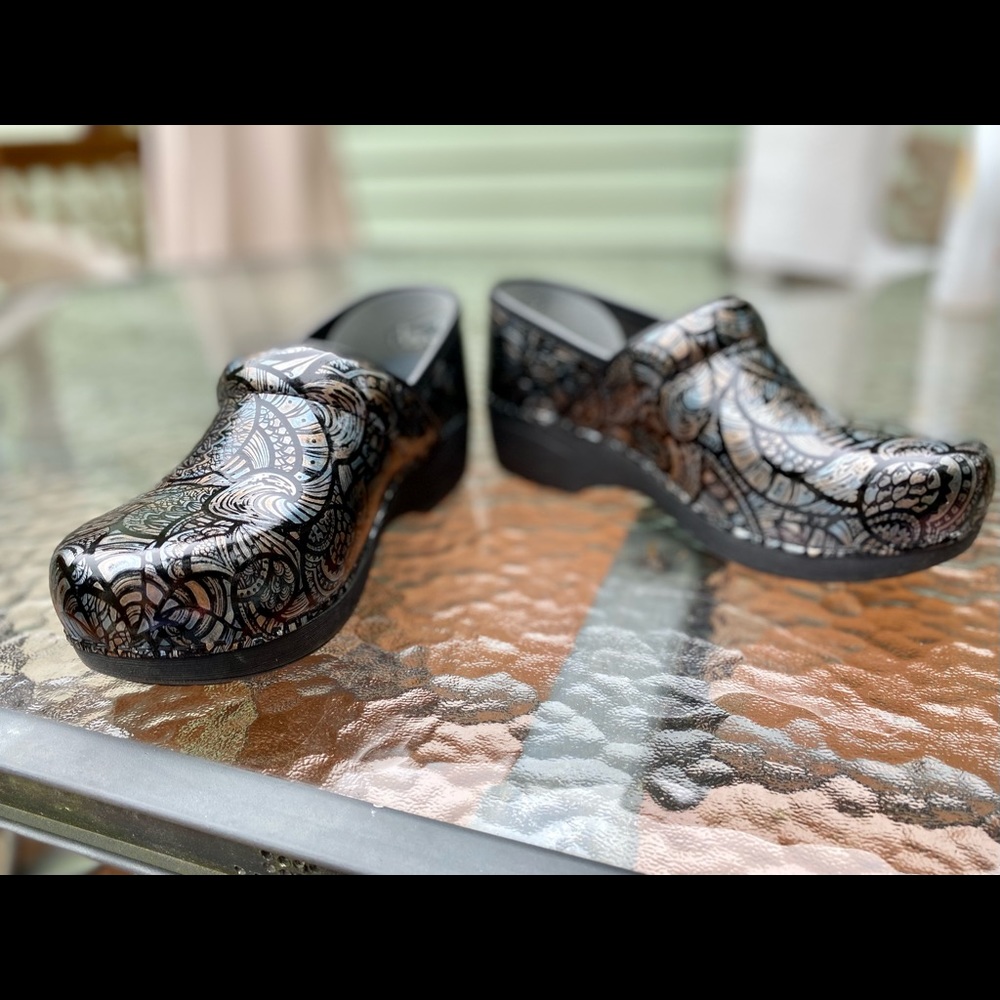 Dansko clogs XP: black, metallic design.